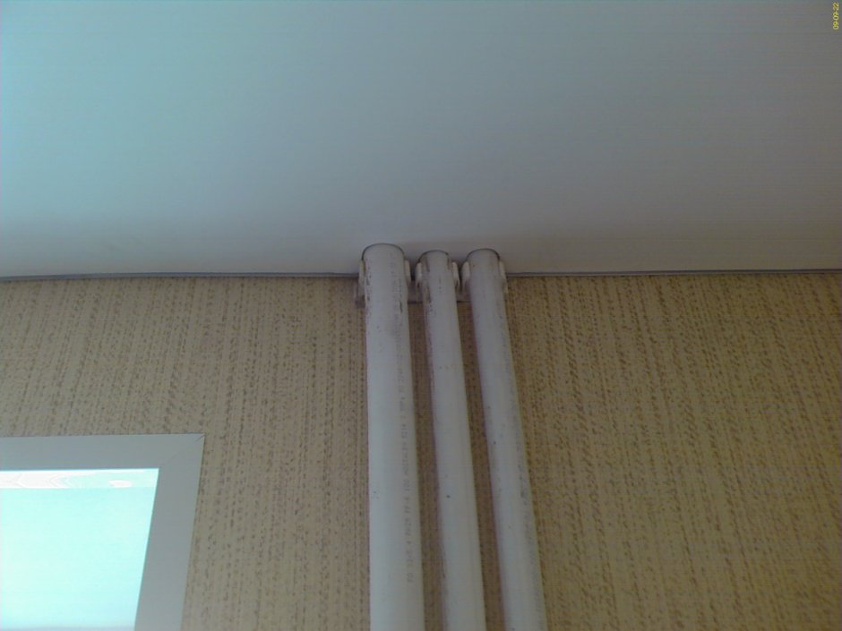 Натяжной потолок и трубы отопления