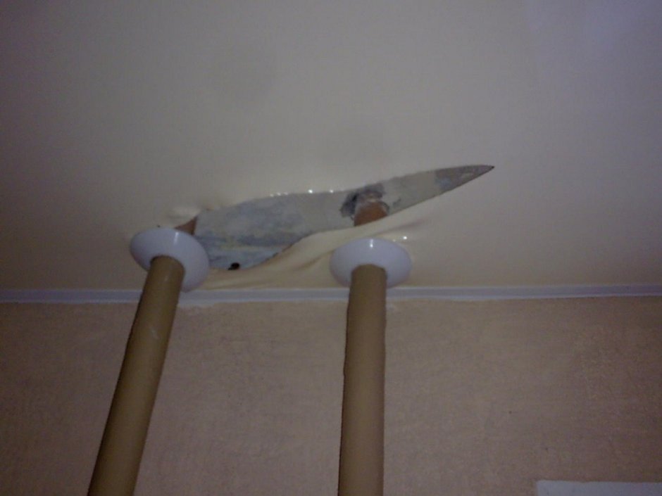 Отверстие в натяжном потолке