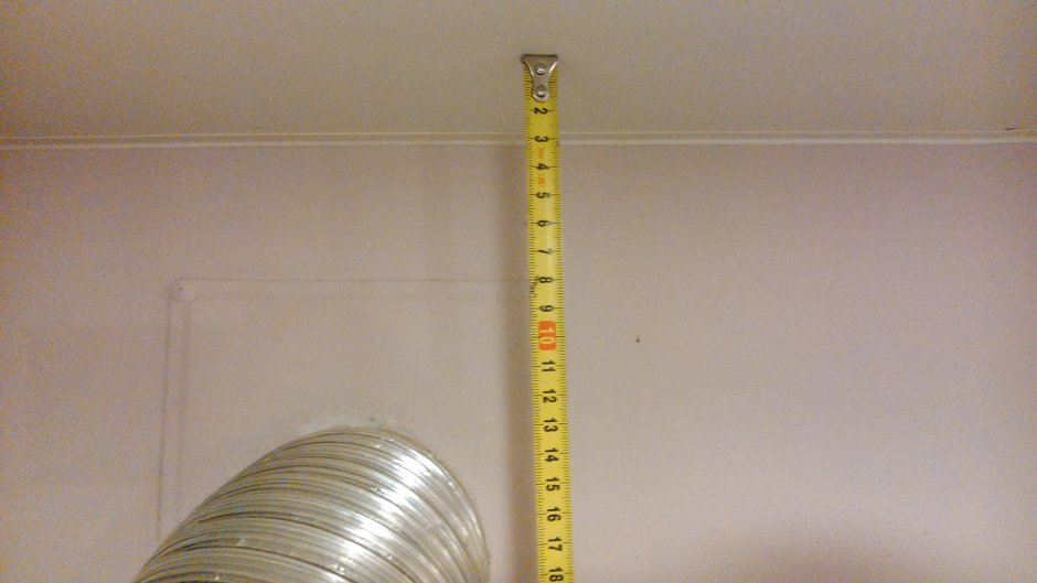 Натяжной потолок и газовая труба