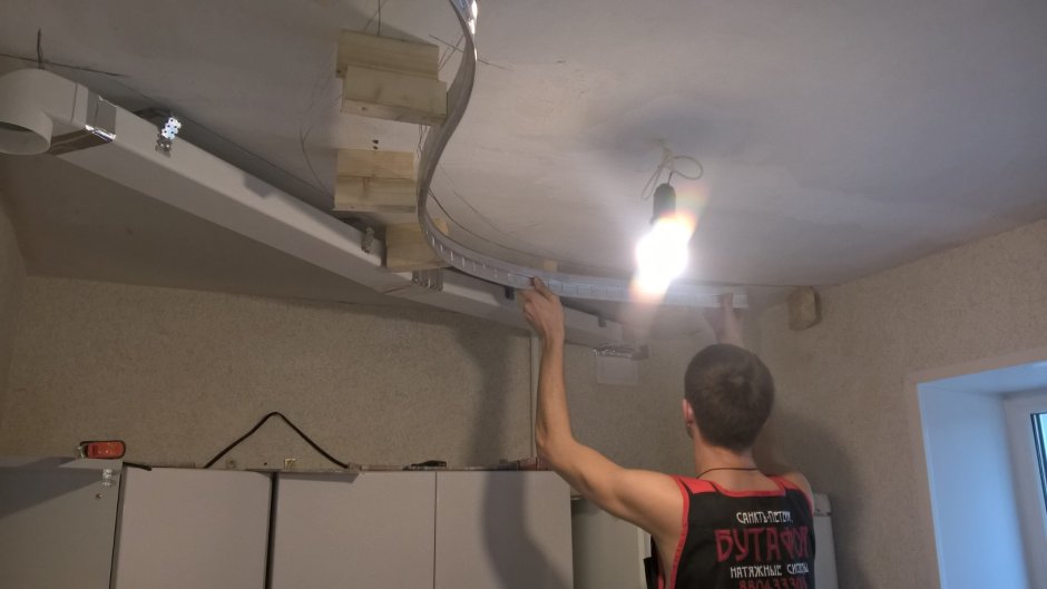 Вытяжка под натяжным потолком