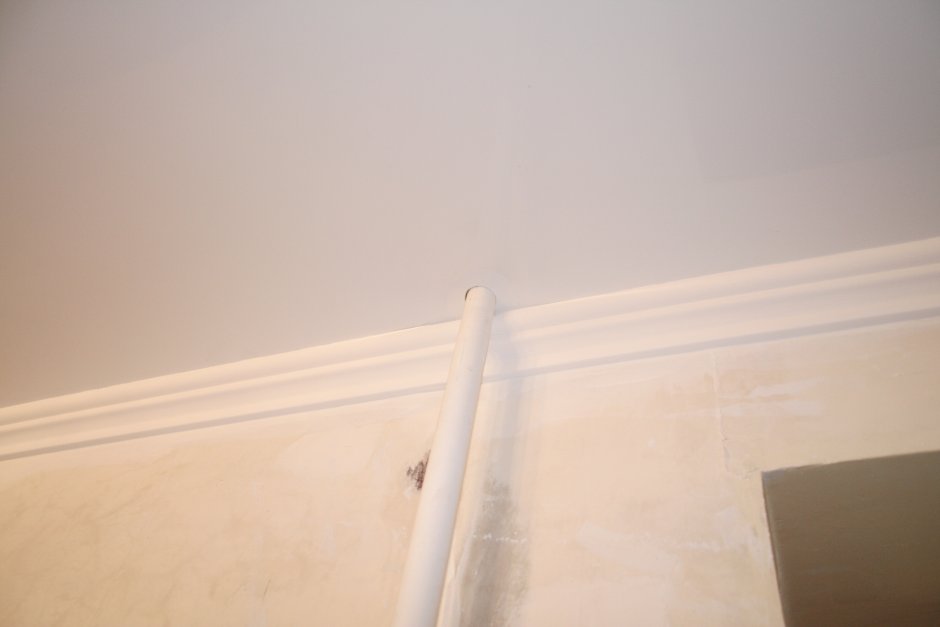 Потолочный плинтус и трубы отопления