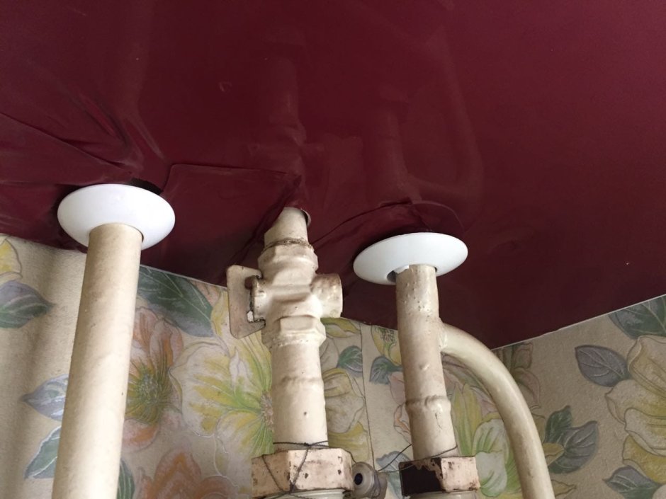 Натяжной потолок вокруг трубы