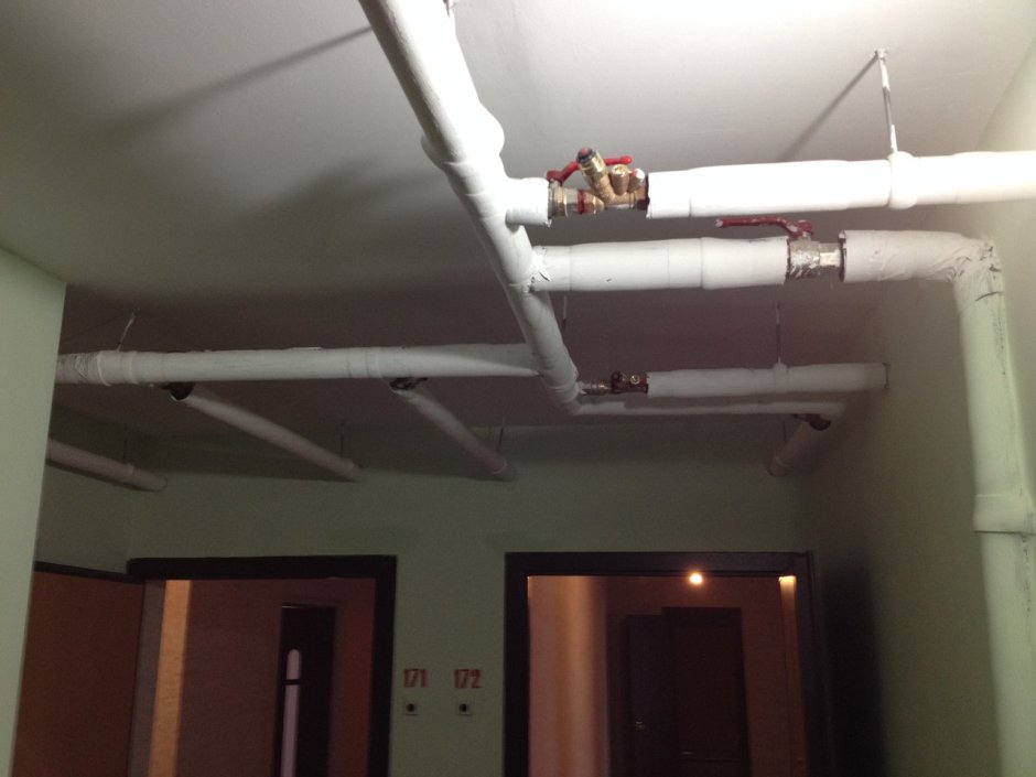 Трубы под потолком в квартире