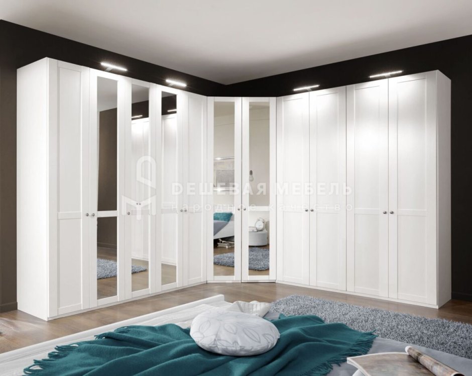 Шкаф в спальню с распашными дверями