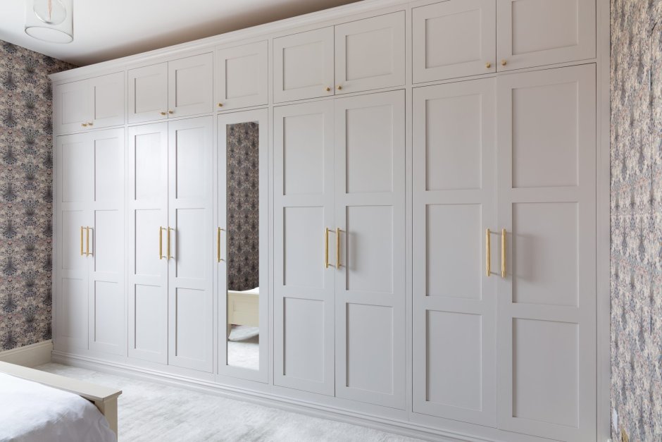 Зеркальный шкаф в прихожую с распашными дверями