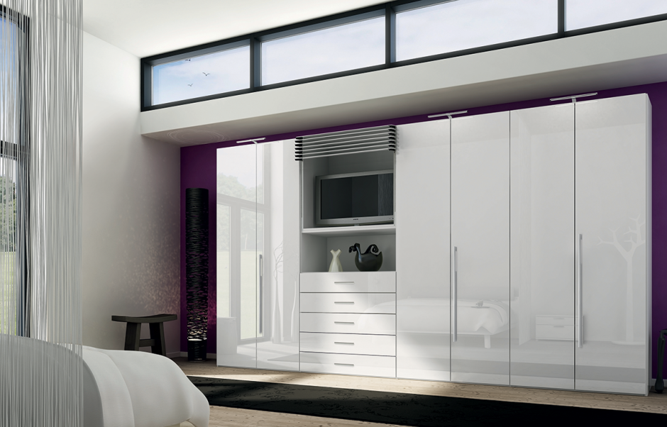 Шкаф с деревянными ручками