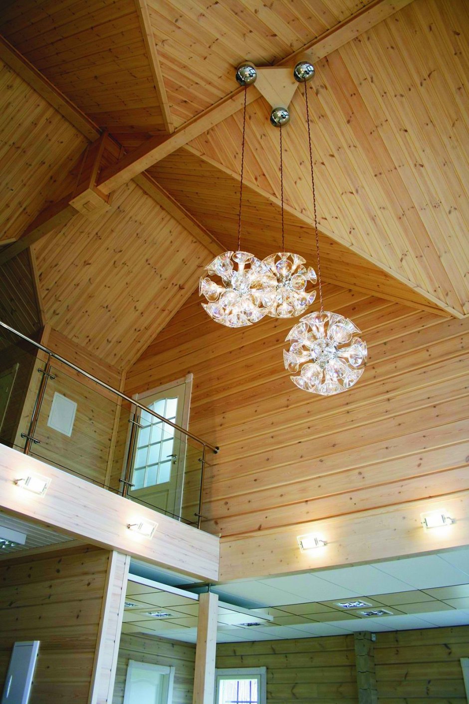 Люстры в доме из бруса