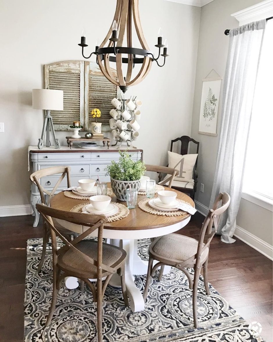 Декор на круглом столе в столовой