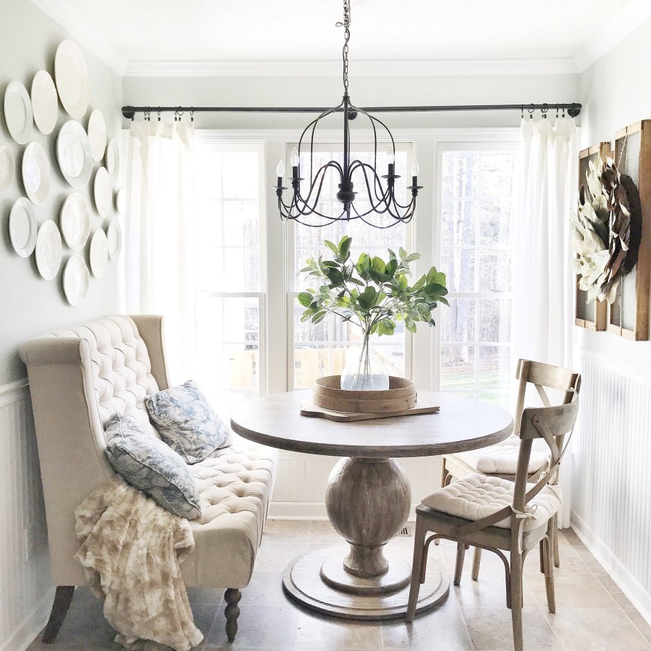 Круглый обеденный стол в углу