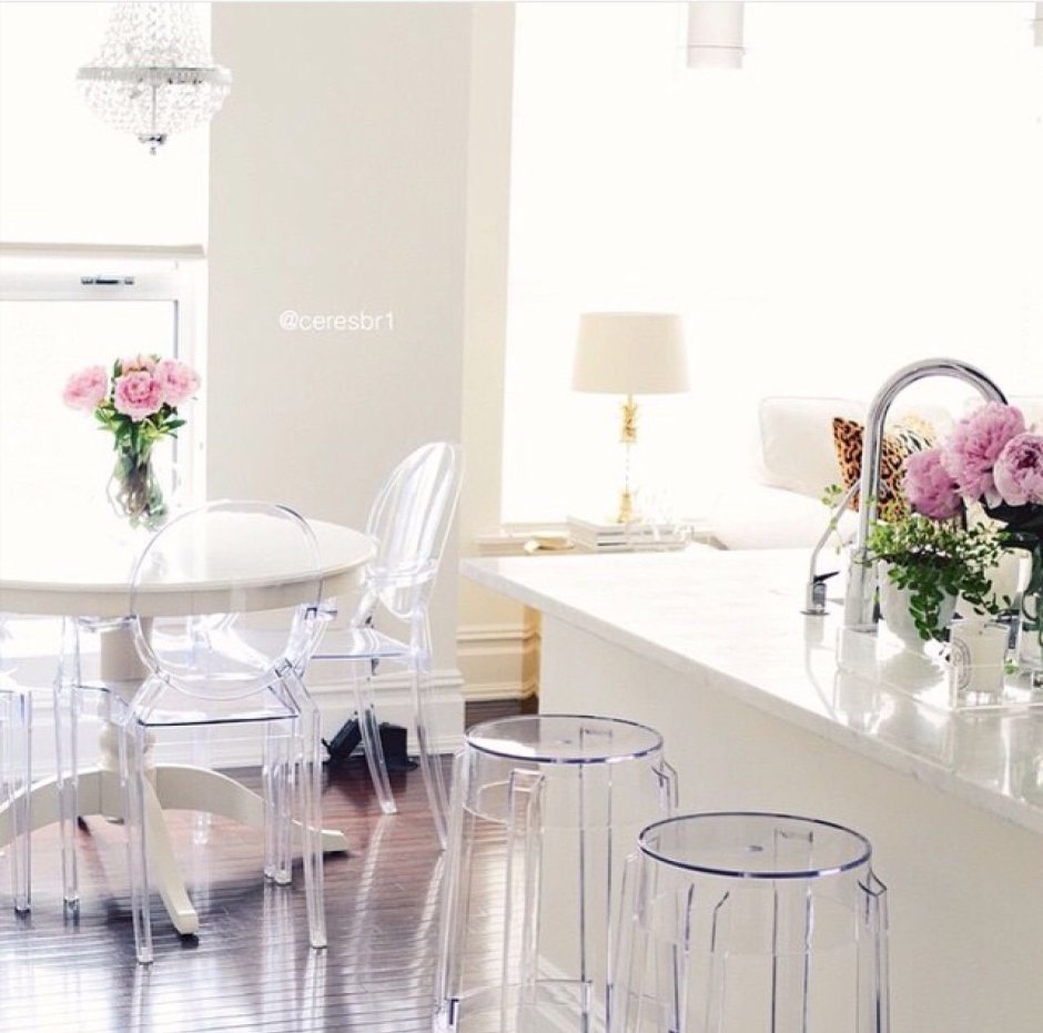 Прозрачные стулья и круглый стол