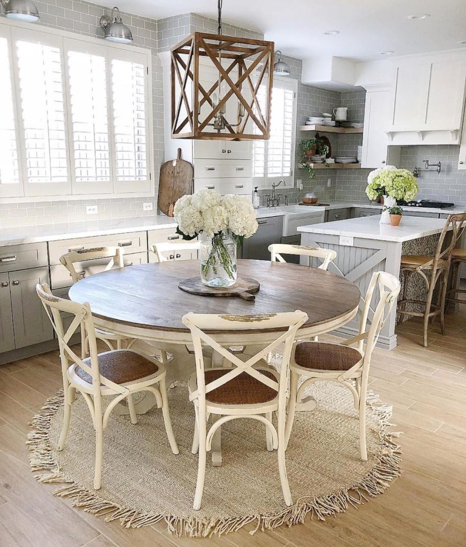 Обеденный стол в стиле Кантри