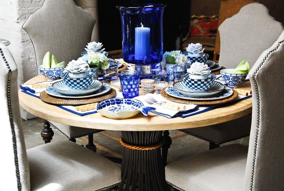 Сервировка новогоднего стола в синих тонах
