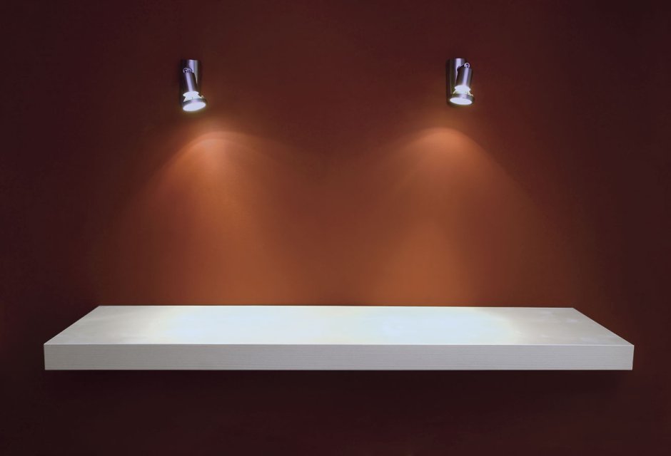 Стена с пустыми полками