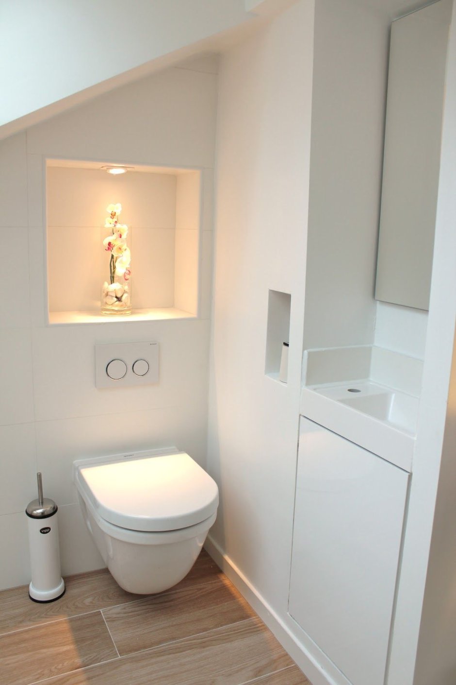 Туалет с раковиной под лестницей