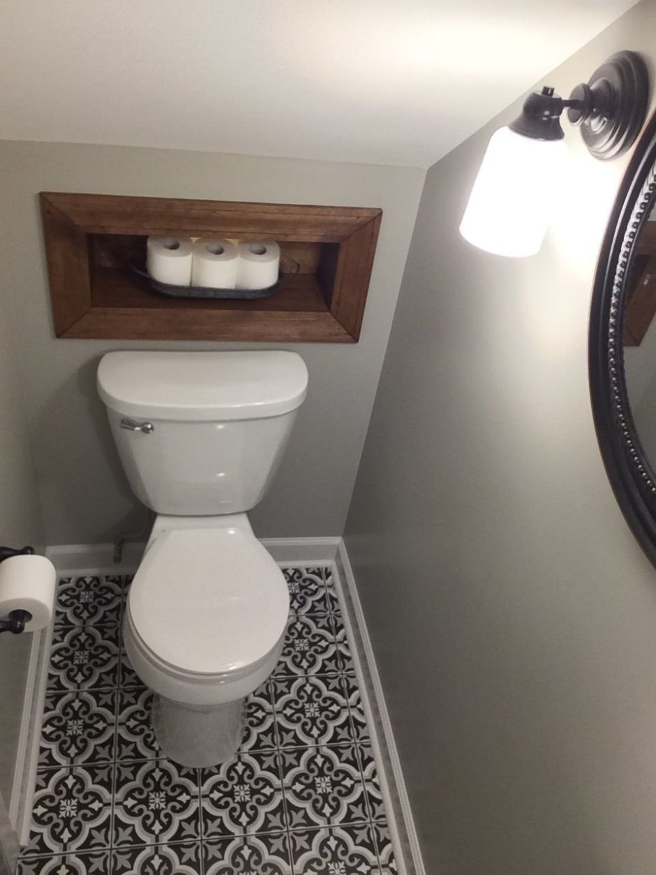 Туалет под лестницей