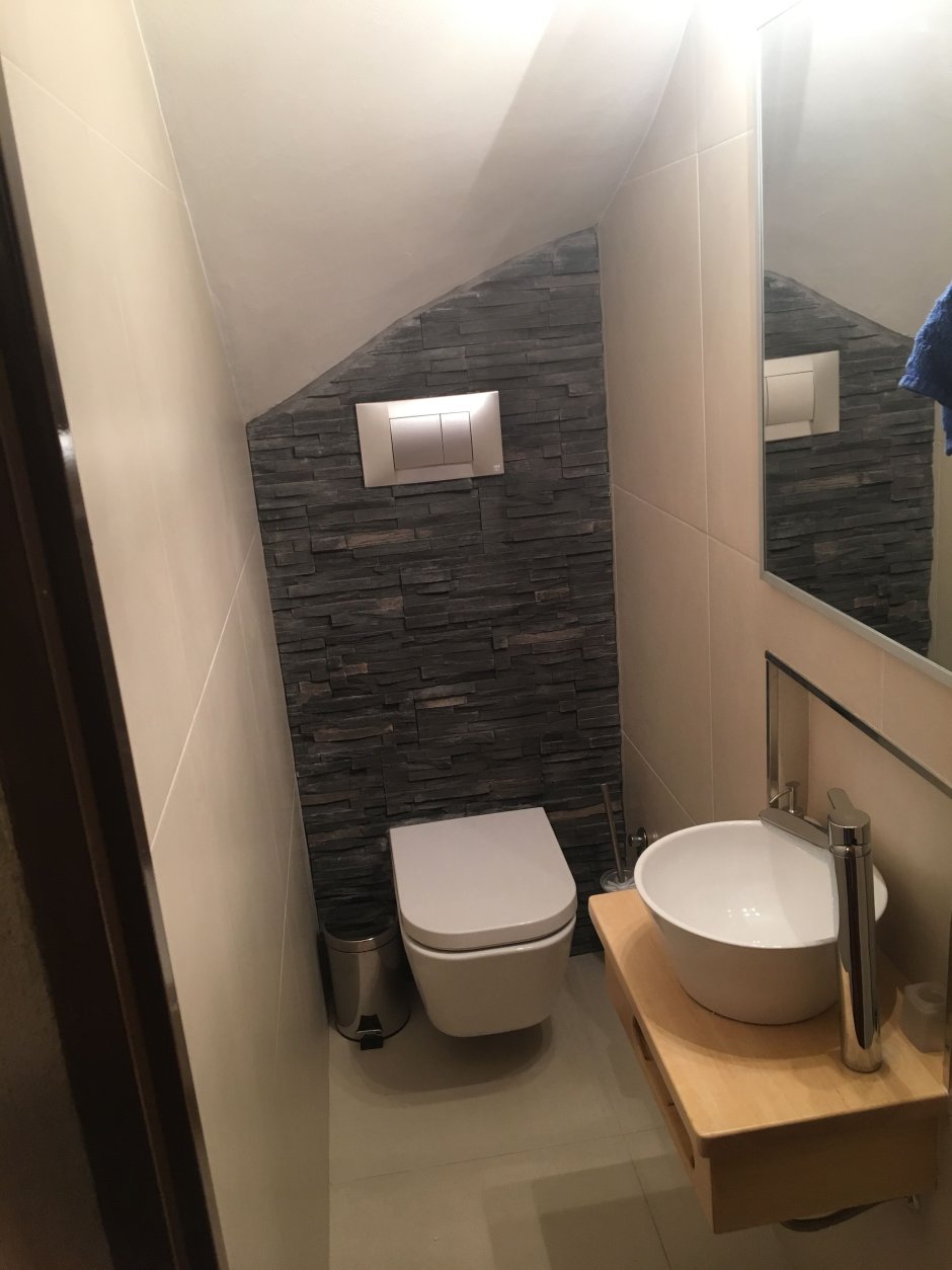 Маленький санузел под лестницей