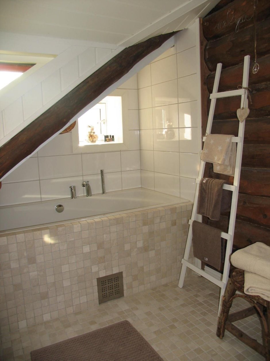 Санузел под лестницей в деревянном доме