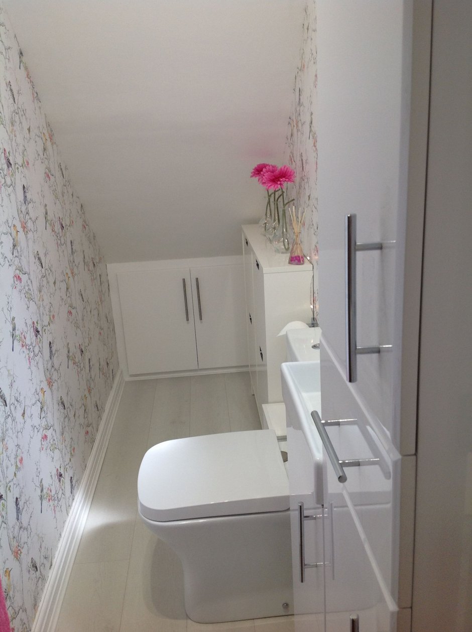 Ванна совмещ с туалетом под лестницей