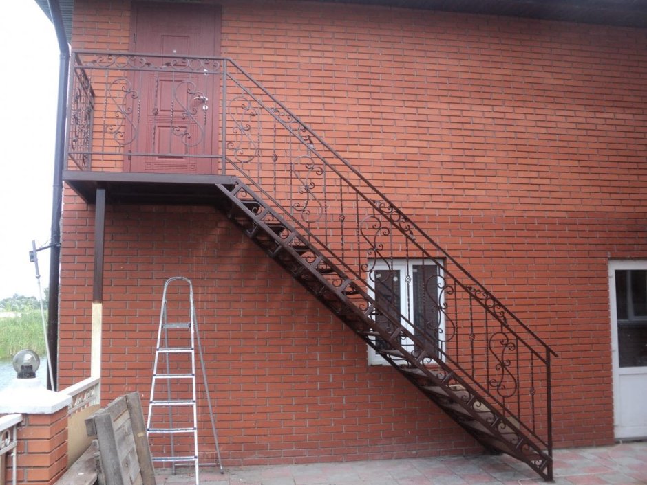 Металлическая лестница наружная на 2 этаж