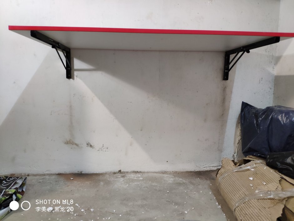 Откидной стол с креплением в гараж