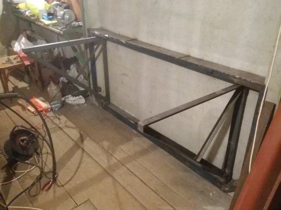 Откидной верстак в гараж