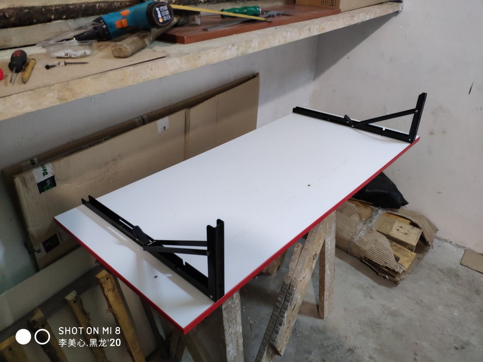 Откидной стол в двери гаража