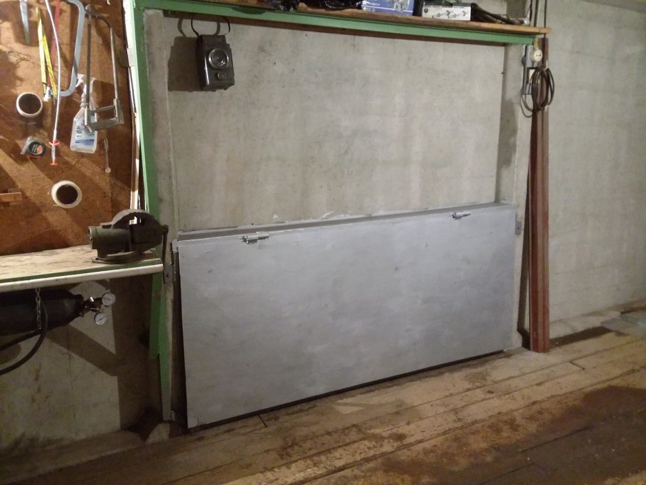 Откидной верстак в гараж