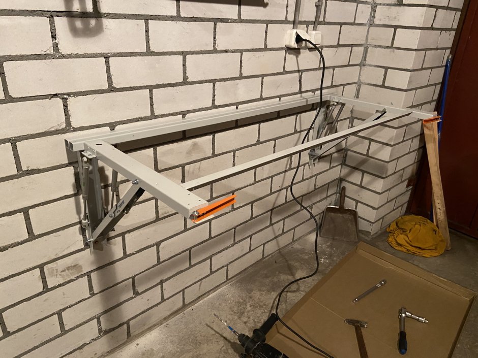 Верстак для гаража с креплением на стену