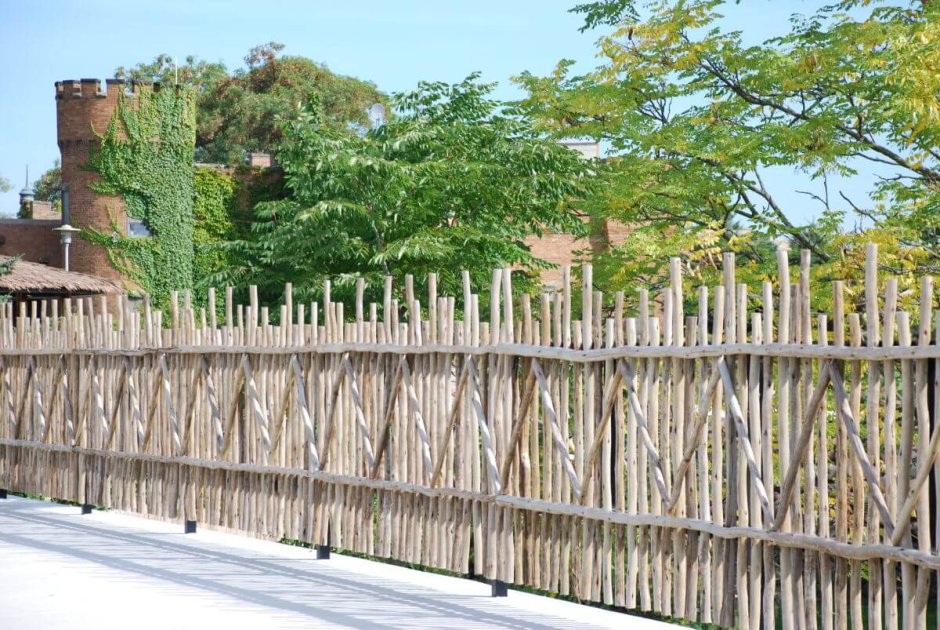 Бамбуковый забор в саду