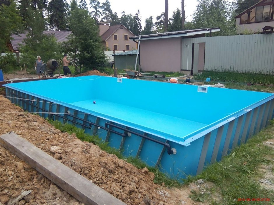 Полузаглубленный бетонный бассейн