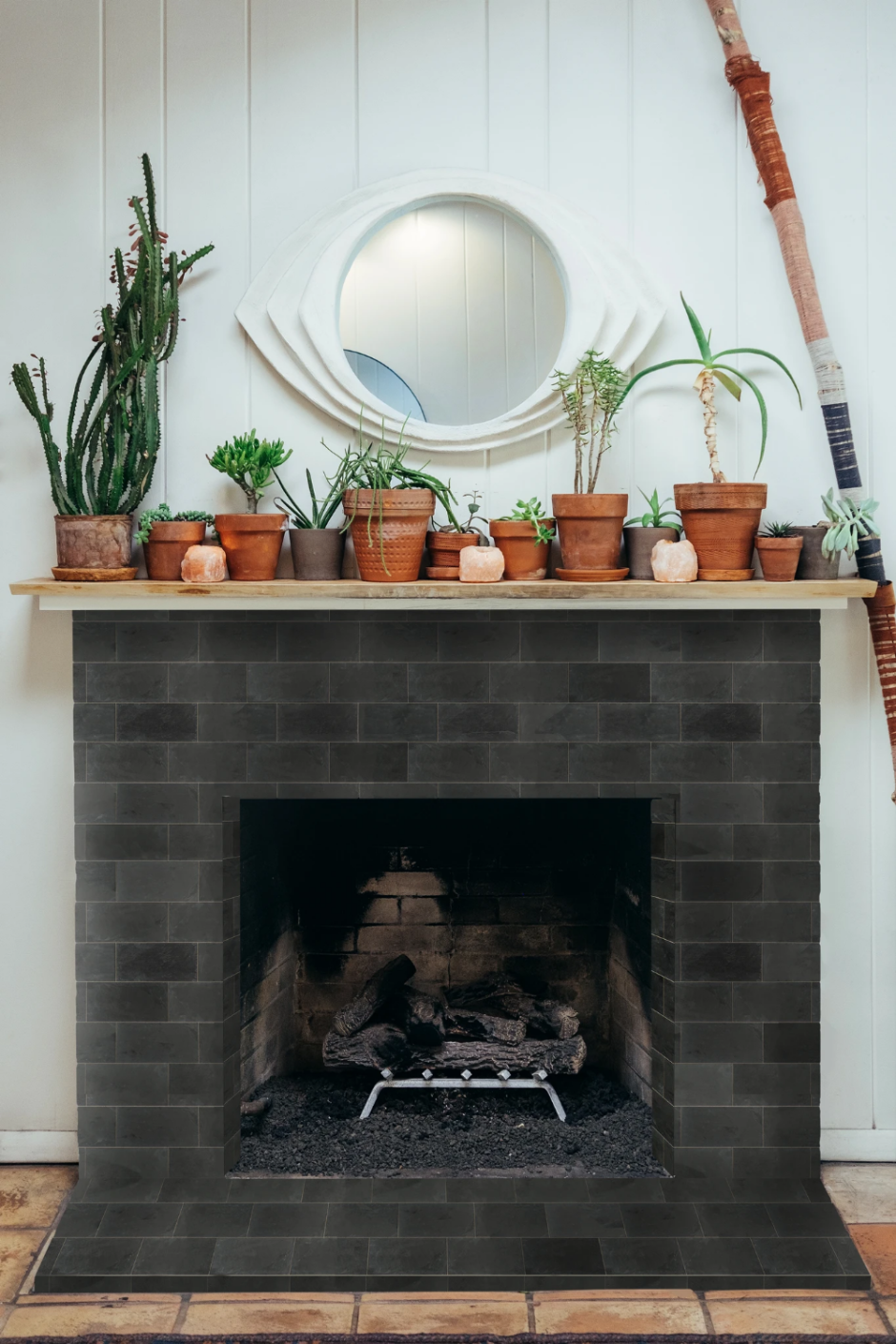 Камин из декоративного камня белый