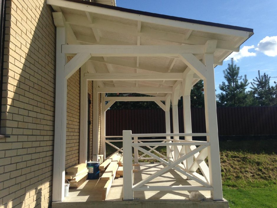 Навес к дому из дерева