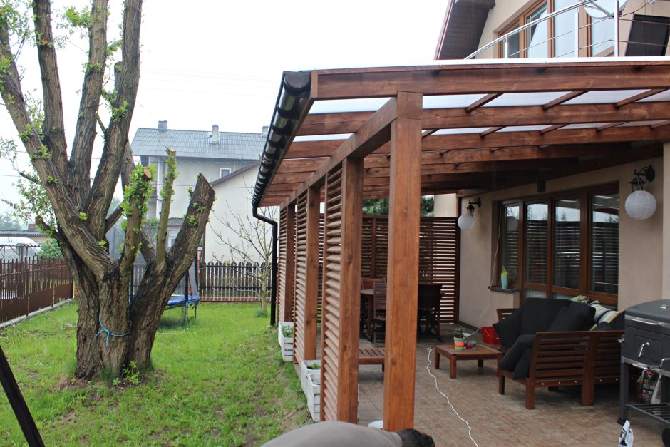 Односкатная пристенная пергола