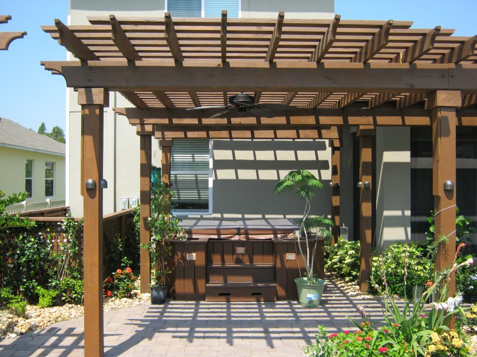 Оригинальный деревянный навес