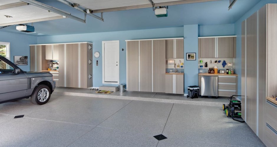 Гараж внутри в сине желтом стиле