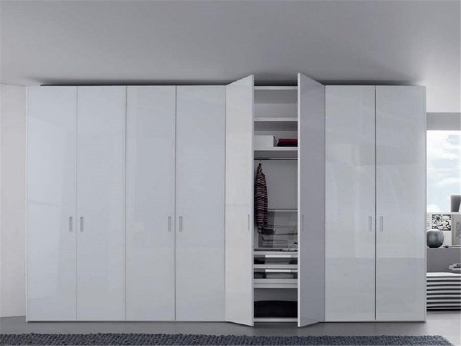 Белый глянцевый шкаф с распашными дверями в прихожую