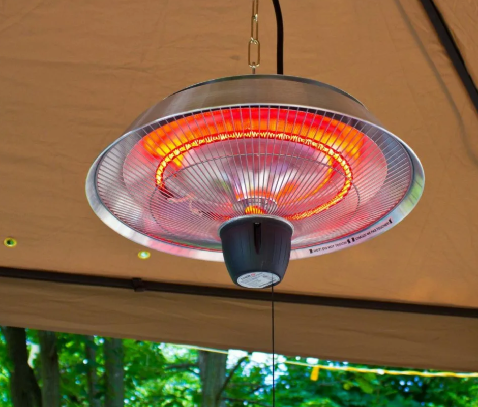 Кафе с зонтом во дворе