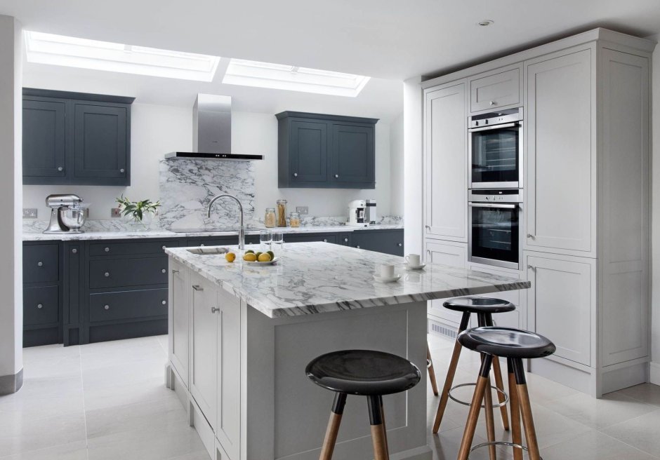 Серая кухня с белой столешницей