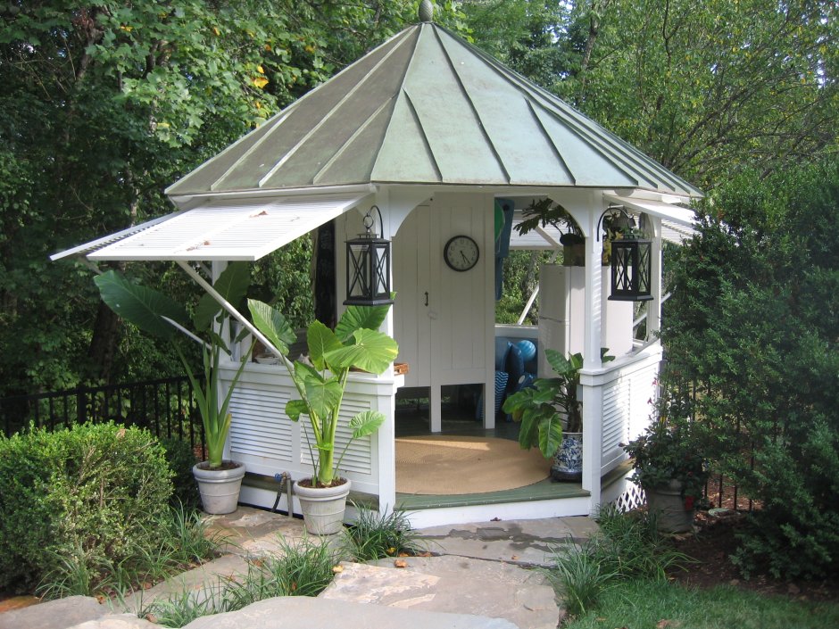 Небольшие деревянные беседки