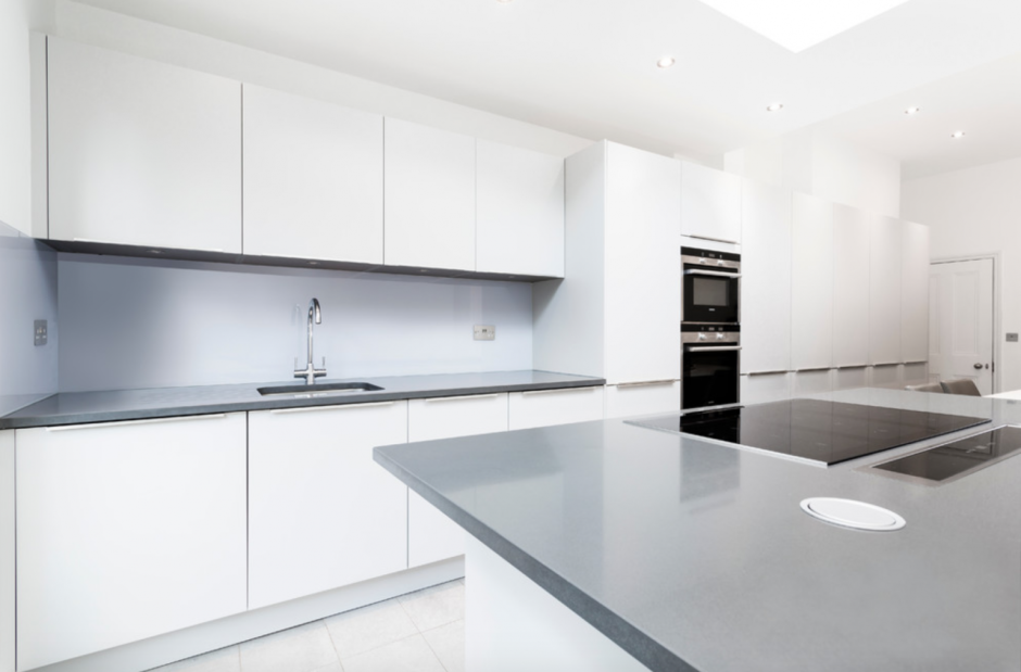 Белая кухня с серой столешницей
