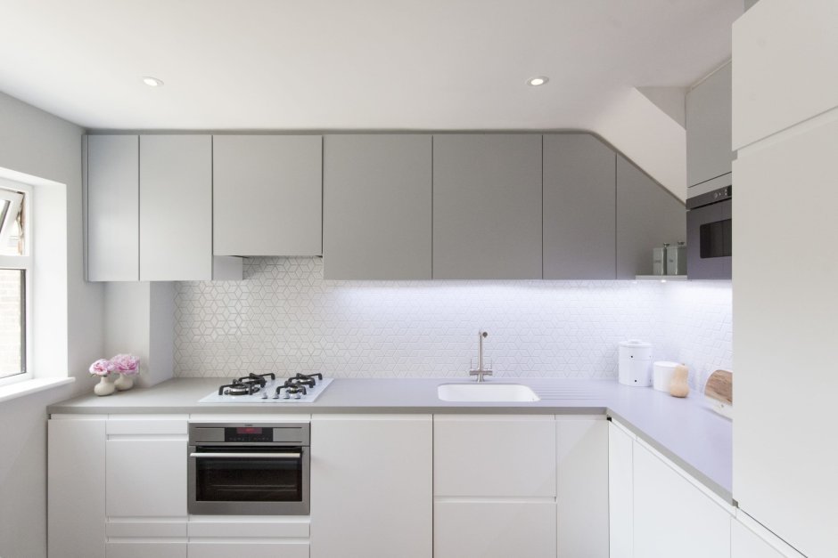 Серая кухня икеа с черной столешницей