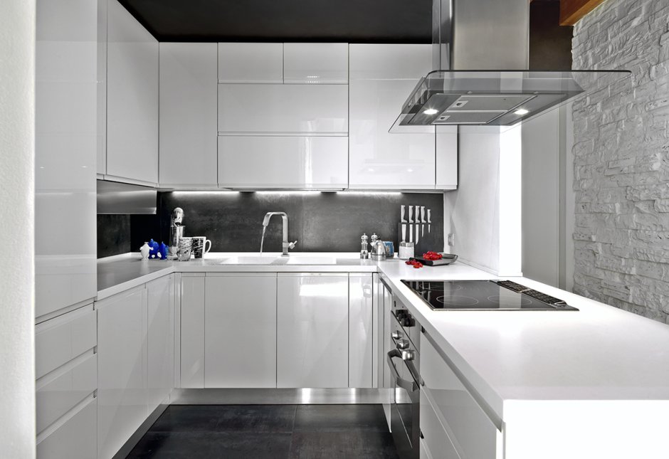 Угловая кухня в белом цвете