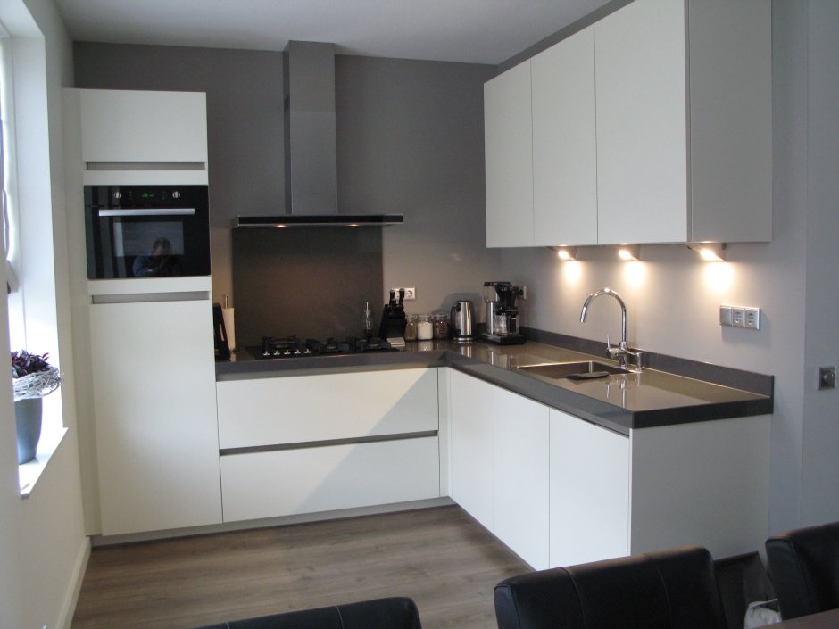 Белая кухня с серой столешницей