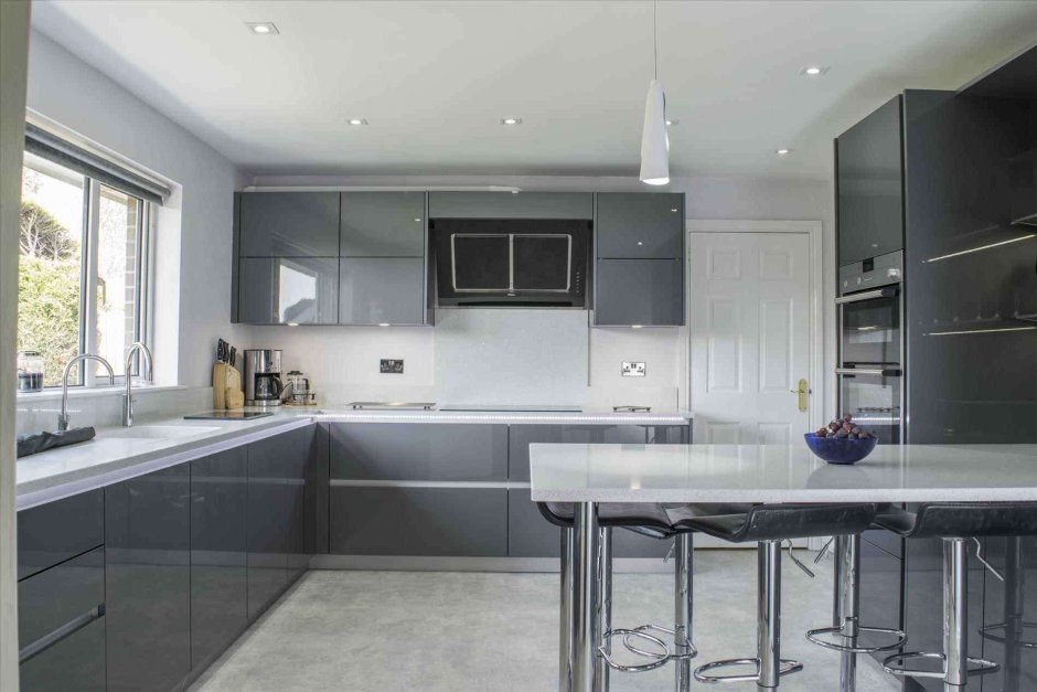 Белая кухня с черной столешницей