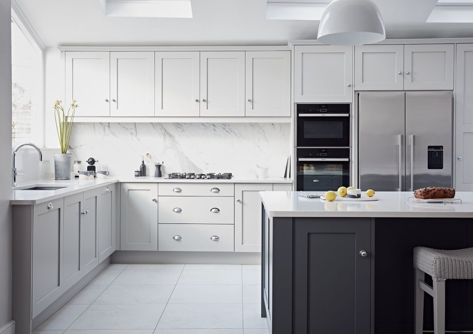 Белая глянцевая кухня