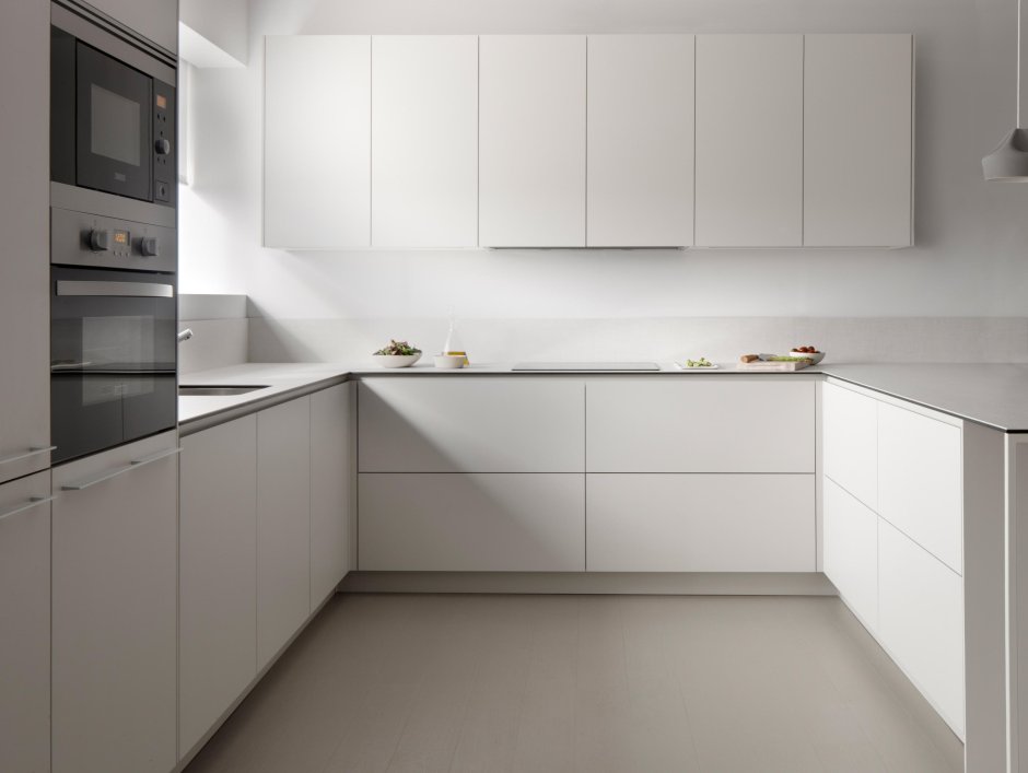 Дизайн белой кухни с серой столешницей