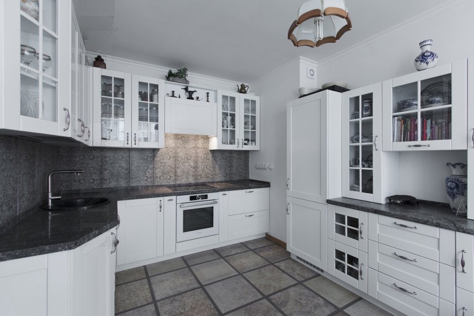 Кухня с серой столешницей