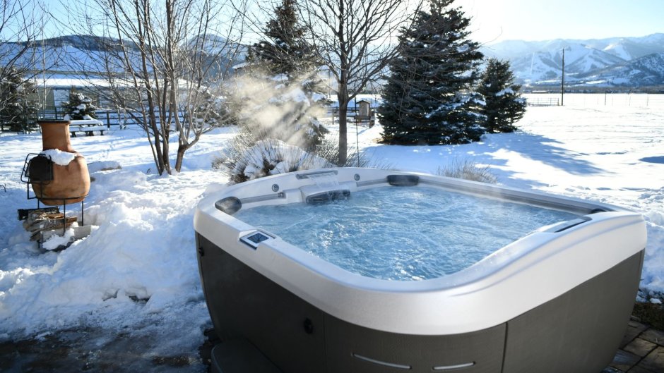 Уличные джакузи зимой