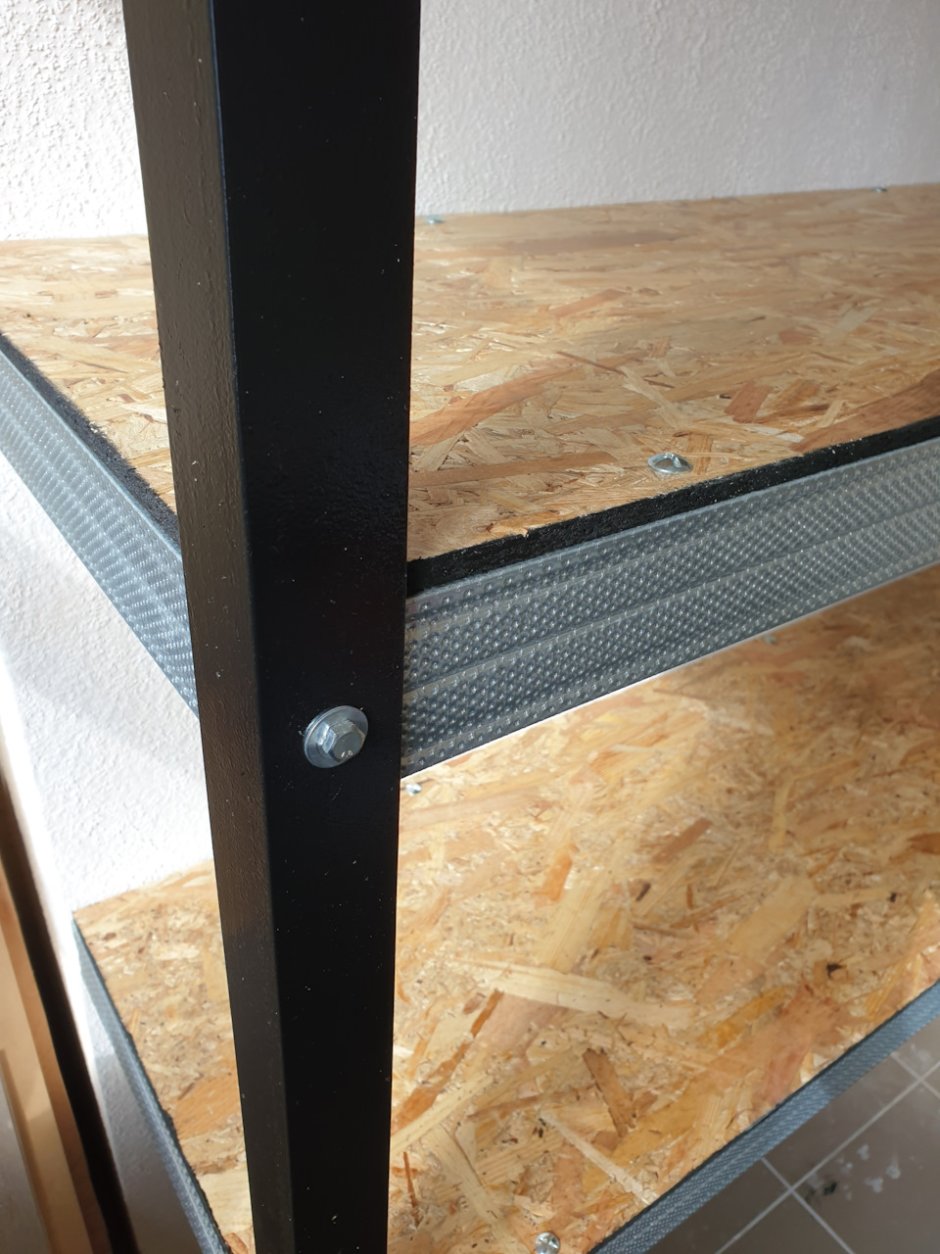 Стеллаж на металлическом каркасе