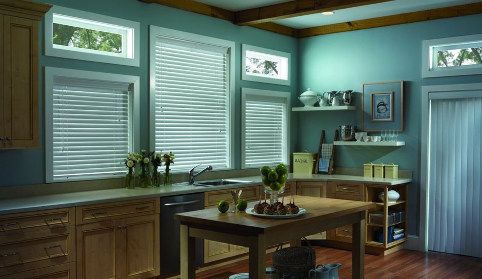 Кухня с жалюзийными дверцами